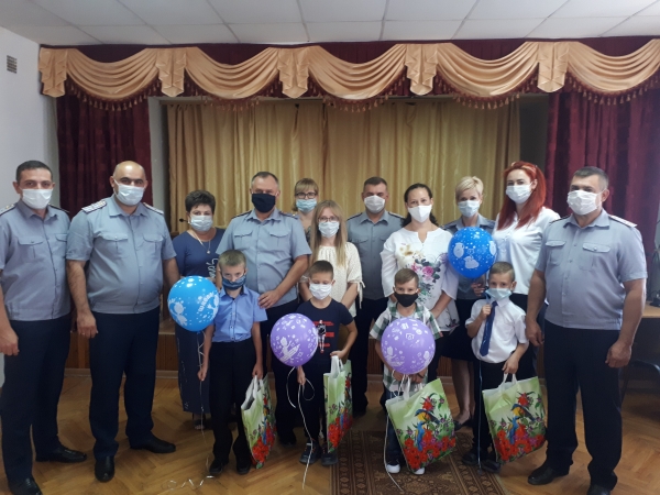 Первичные профсоюзные организации УФСИН поздравили первоклассников с началом учебного года