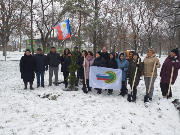 В городском парке Георгиевска высадили профсоюзную поляну 